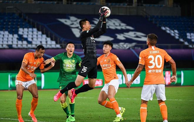 湖人杯赛主场不敌马刺引热议！媒体人：詹东里合体后最惨失利