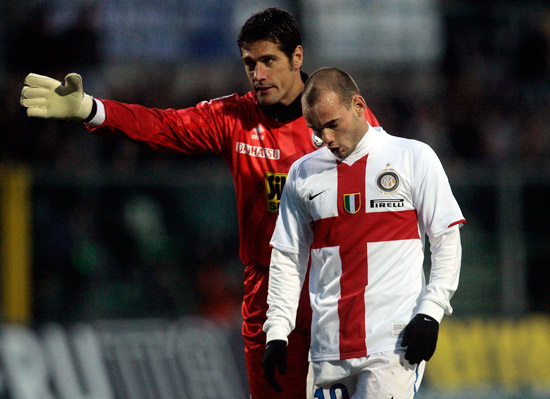 欧洲足坛疯狂周末诞生 豪门心系欧战冷门跌爆（欧洲足坛上演疯狂周末：豪门为欧战分心，冷门频出）