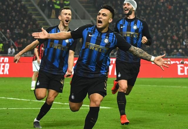 重返安菲尔德，现场播报阿诺德名字时利物浦球迷报以嘘声（阿诺德重回安菲尔德，名字被念到时遭利物浦球迷嘘声）