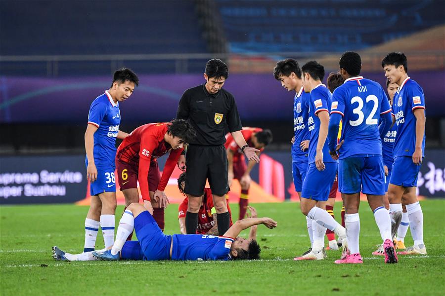 利物浦暂时摆脱困境，但斯洛特执教仍存疑，维尔茨与基耶萨表现关键，战术调整引发争议。（利物浦短暂回暖，斯洛特执教仍受质疑；维尔茨与基耶萨成关键，战术调整掀起争议）