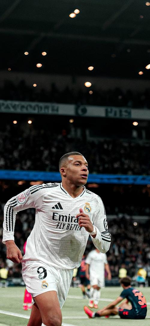 下半场隐身！鲍威尔14中6得到18分2篮板