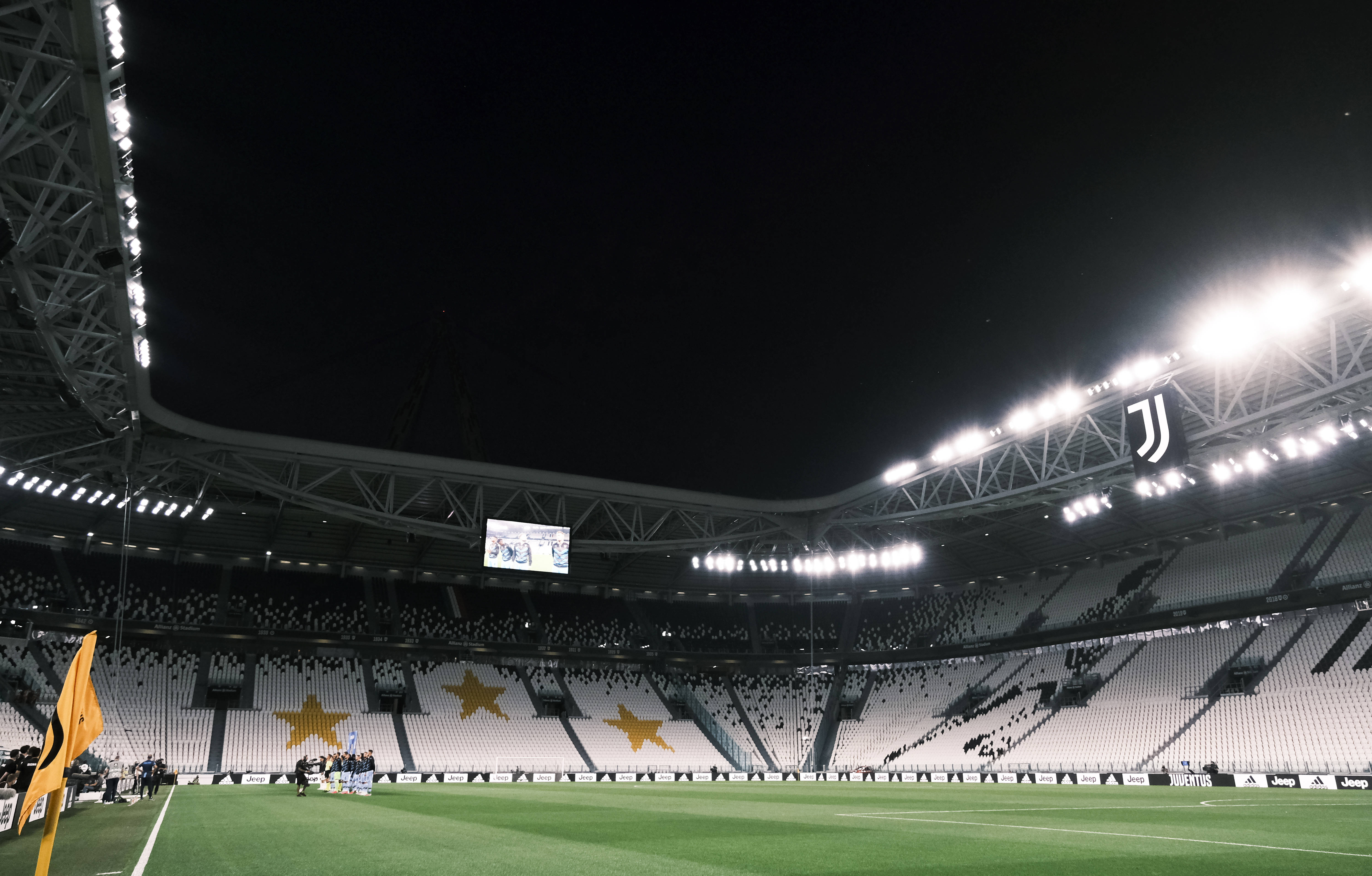 野性不可驾驭，美女球员莱曼晒大尺度艺术照（莱曼发布大胆艺术写真，野性魅力难以束缚）
