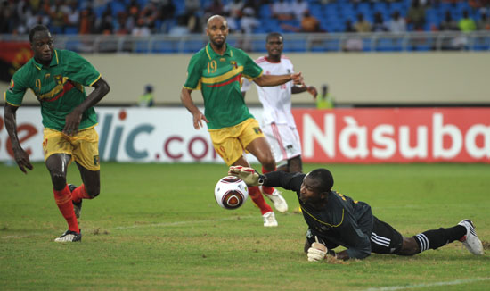 犹他爵士逆转击败篮网，豪取两连胜，马尔卡宁和乔治表现突出，篮网失误和外线投射不佳。（爵士逆转篮网取两连胜，马尔卡宁乔治闪耀，篮网失误多且外线低迷）