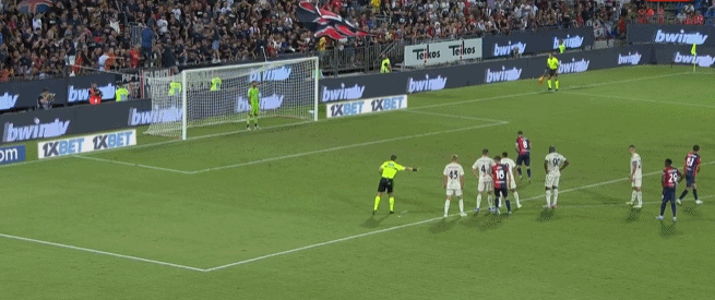 热刺抵达韩国受到热烈欢迎，有球迷在与麦迪逊合影时激动流泪