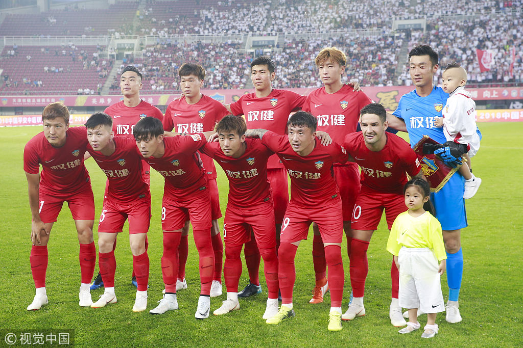 这大坏蛋！海港队庆祝夺冠时，蒋光太扒掉了古斯塔沃的裤子（海港夺冠庆典现搞笑一幕：蒋光太打趣拉下古斯塔沃的裤子）
