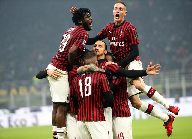 拉波尔塔参加前巴萨球员协会圣诞晚宴，部分退役球员出席（拉波尔塔现身巴萨前球员协会圣诞晚宴，多位退役球员到场）